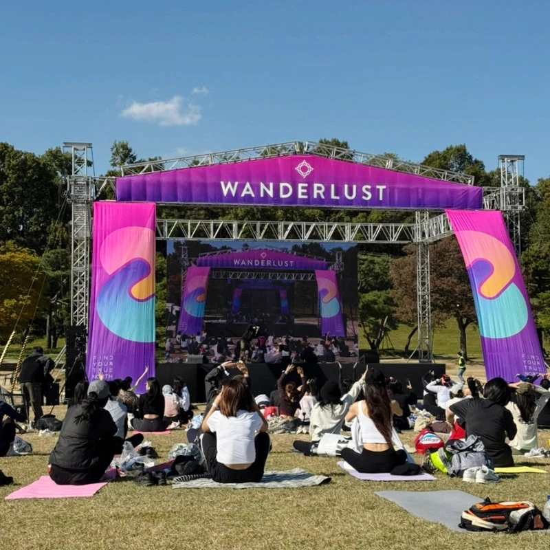 서울 올림픽공원 잔디마당에서 열린 WANDERLUST 108 SEOUL의 보라색 WANDERLUST 메인 무대와 관람객 전경